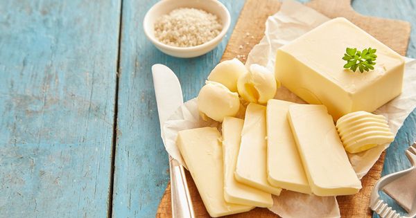 A manteiga deve ser mantida em temperatura ambiente ou refrigerada?