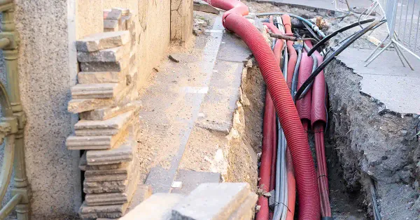 Altos níveis de chumbo provenientes de cabos enterrados contaminam água e solo