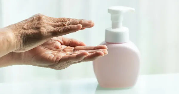 A sujeira em sabonetes antibacterianos e desinfetantes para as mãos