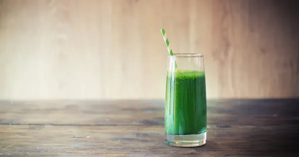 É uma bebida de coloração verde-clara saborosa e saudável, que não contém gosto residual de pó