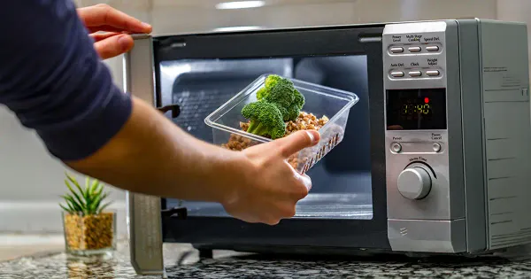Como o microondas transfere plástico para os seus alimentos