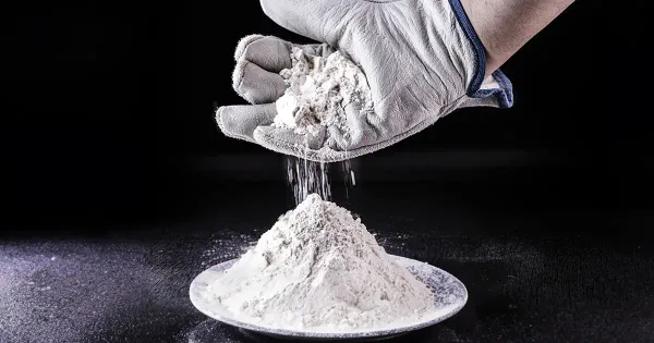 Por que o dióxido de titânio ainda está presente em alimentos nos EUA, apesar da sua proibição na Europa?